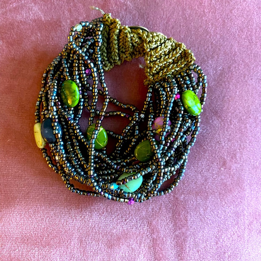 Multicoloured beaded bracelet with stone like accents. Artisanal jewelry.
